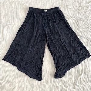 Wide leg gaucho pants. Size M.
